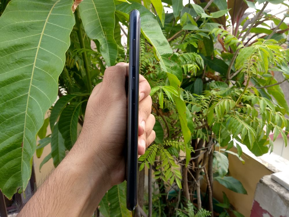 ASUS Zenfone Max Pro M1 Review - Side view