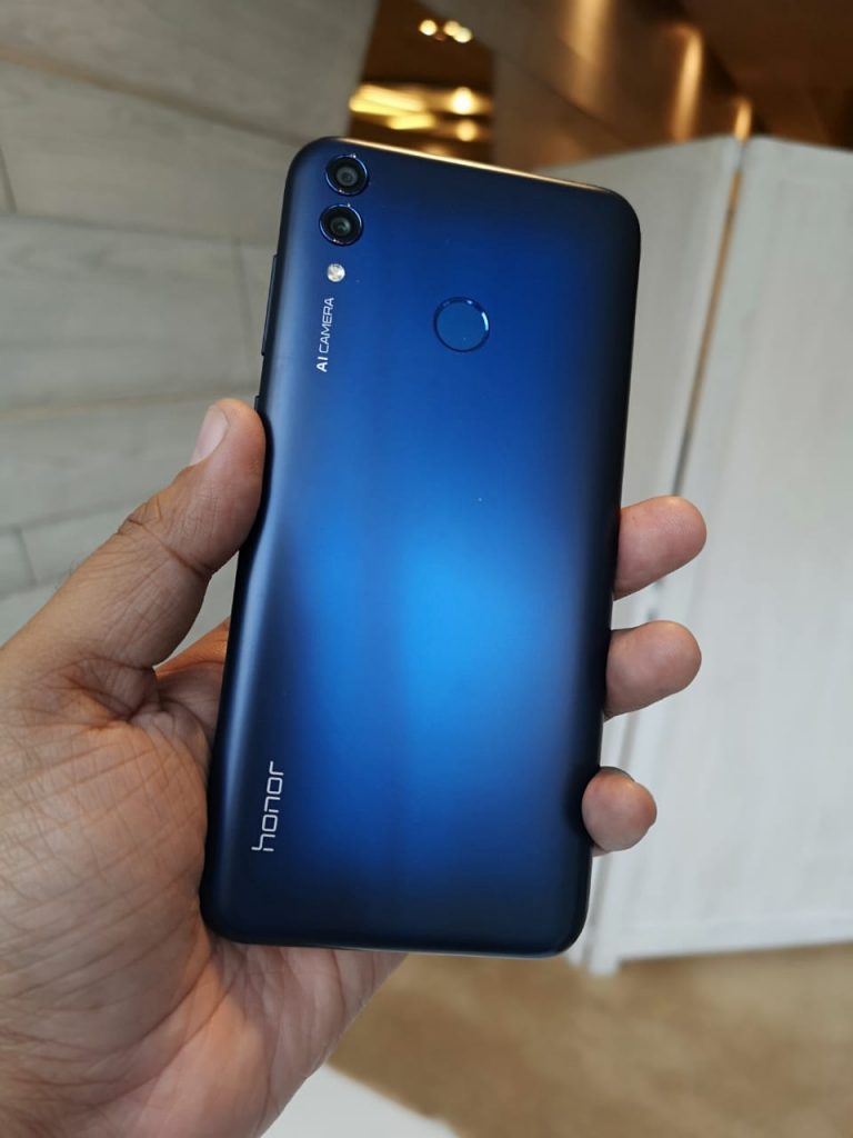 Huawei Honor 8C Hands-On - Aurora Blue
