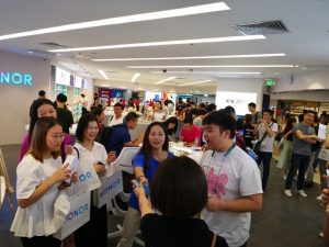 Honor 20 First Sale Picture