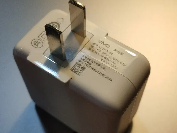 Vivo Z5 real hands-on images charger