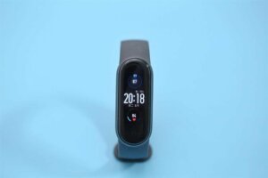 xiaomi-mi-band-5-vs-amazfit-bip-vs-fitbit-charge-4-1-2