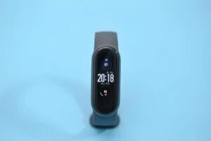xiaomi-mi-band-5-vs-amazfit-bip-vs-fitbit-charge-4-1-2