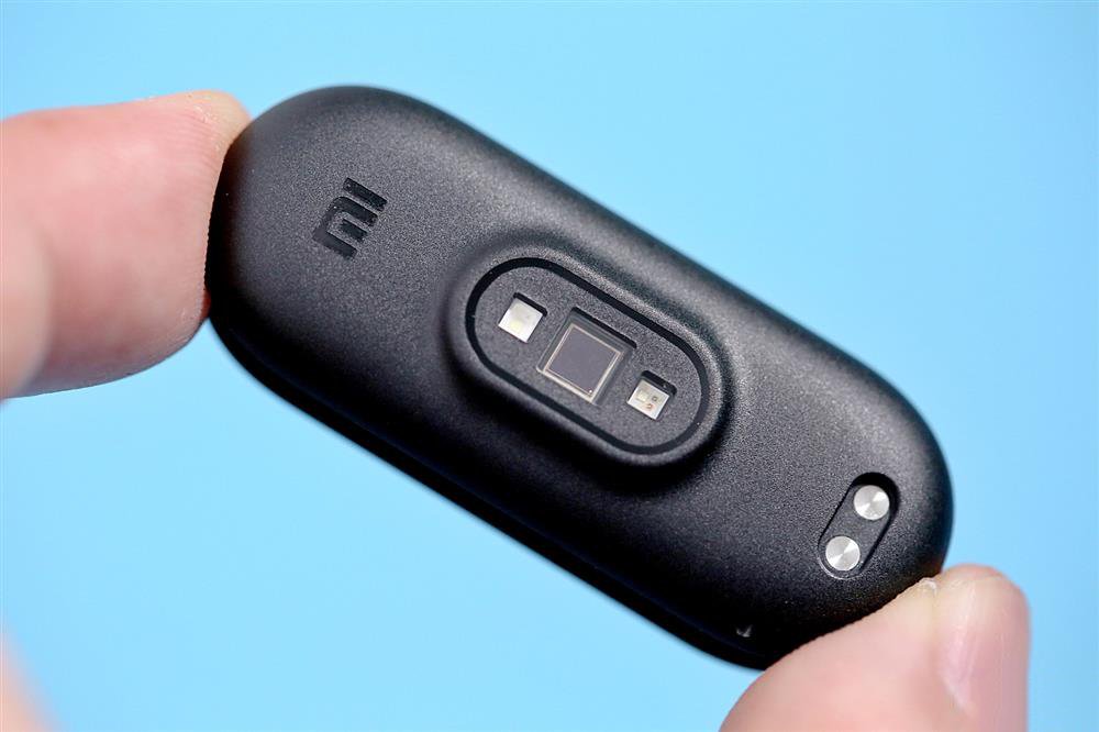 xiaomi-mi-band-5-vs-amazfit-bip-vs-fitbit-charge-4-1-3