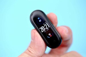 xiaomi-mi-band-5-vs-amazfit-bip-vs-fitbit-charge-4-1