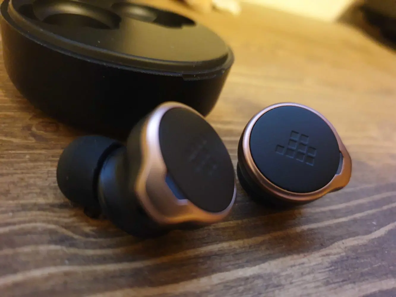 edifier-tws-nb2-vs-tronsmart-apollo-2