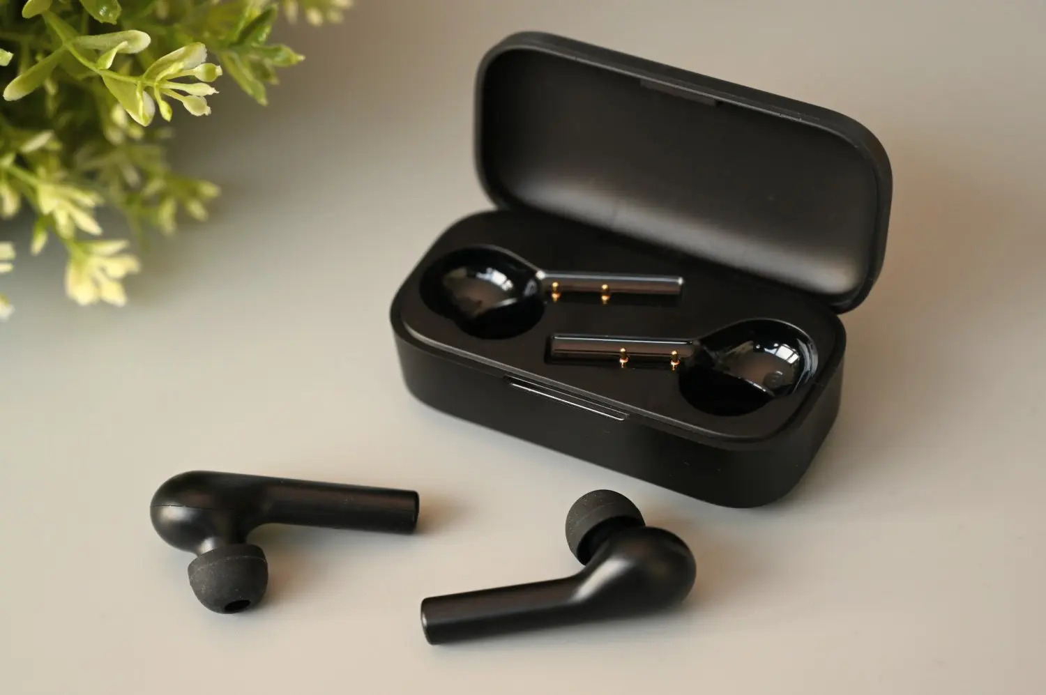 redmi-airdots-2-vs- qcy-t5-4