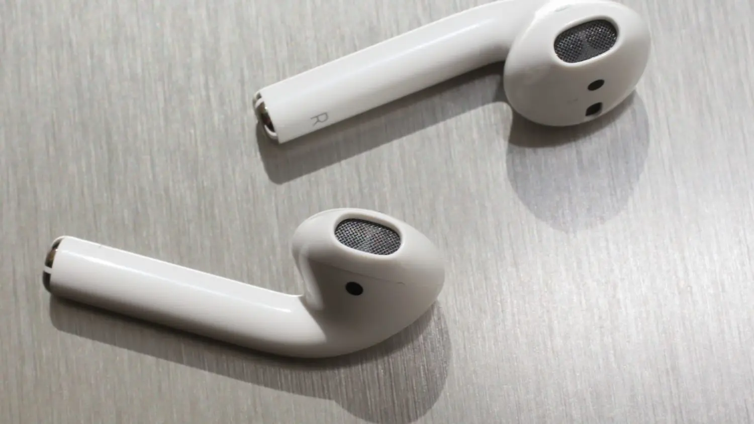 tozo-t12-vs-apple-airpods-2-1