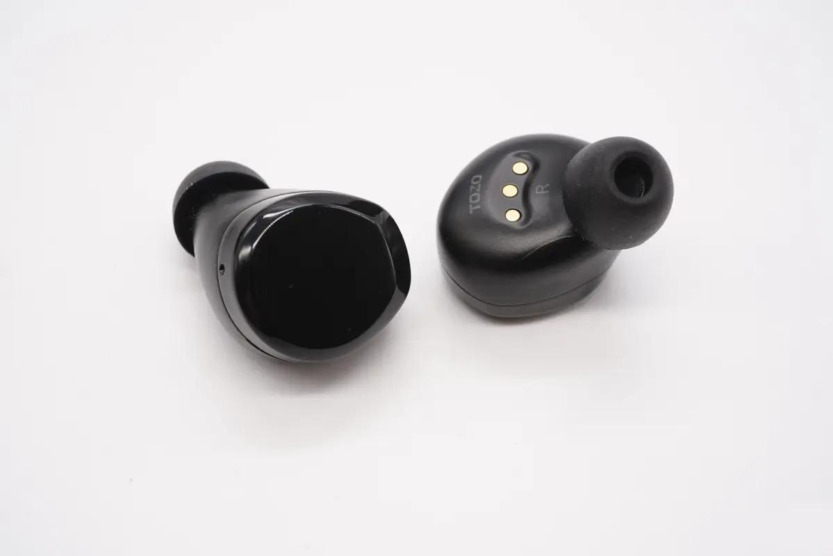 tozo-t12-vs-apple-airpods-2