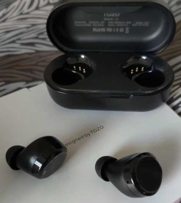 tozo-t12-vs-apple-airpods-3
