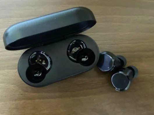 tozo-t12-vs-apple-airpods-5