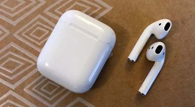 tozo-t12-vs-apple-airpods-6-1
