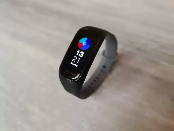 xiaomi-mi-band-6-vs-honor-band-6-vs-oneplus-band-3-2