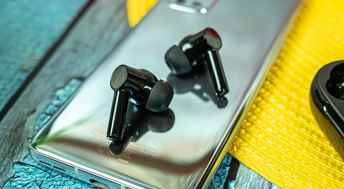 OnePlus Buds Z2 Manual Pairing & Charging Instructions