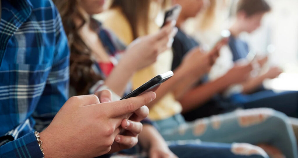 15 Solid Reasons Why Phones Should Be Allowed In School