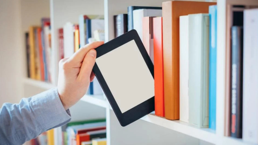 E-readers-vs-Books-Technology-vs-Tradition-4